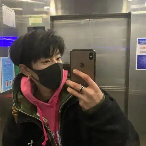 头像一边渴望拥抱一边害怕靠近
