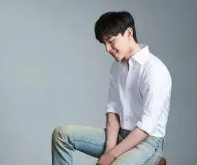 杨紫的男神和哥们同穿西装,网友笑的最帅的是男神
