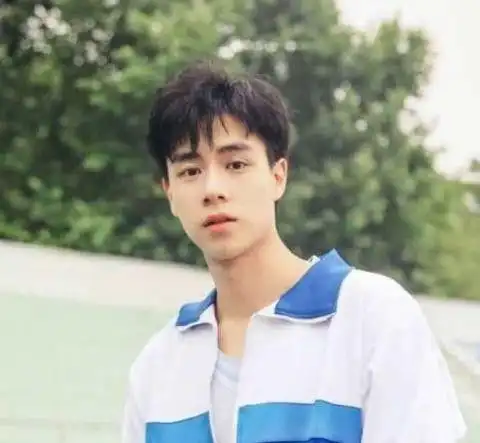 娱乐圈男星校服照,刘昊然奶气,杨洋青春十足,彭于晏太壮了

