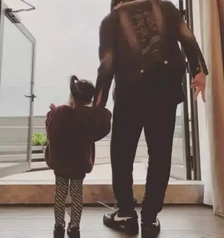 做周杰伦的儿子女儿被抱着,儿子只能跪着,有一种心凉叫小周周
