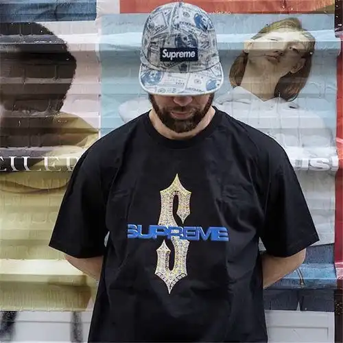 supreme潮流款t恤穿搭素材
