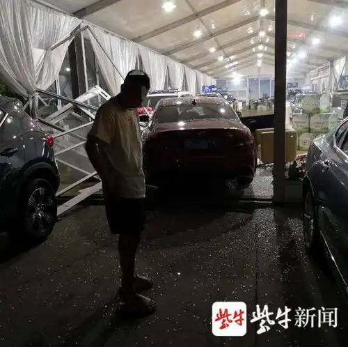 男子开奔驰穿拖鞋,鞋卡油门冲进4s店撞坏多辆新车
