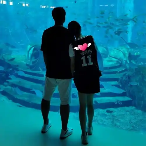 马丽与小11岁老公带儿子聚餐,一家三口罕见同框,手牵手超幸福
