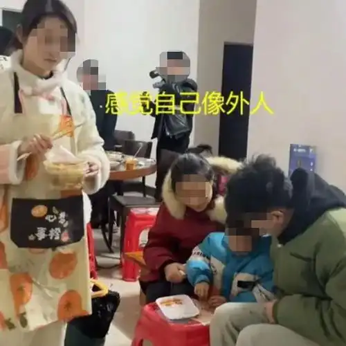 前妻来看望丈夫孩子,一家三口很温馨,现任妻子感觉我是多余的
