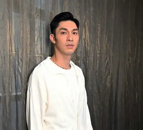 香港知名男星娶漂亮网红,甘愿承包所有家务,洗厕所都毫无怨言
