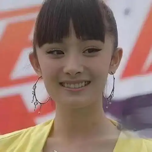 杨幂年轻时根本谈不上有多美,和同年龄的明星有很多都比她漂亮
