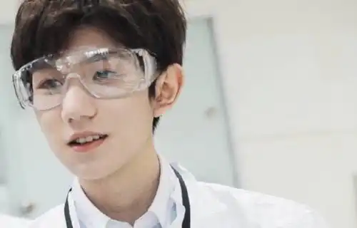 哪位男星穿白大褂最好看易烊千玺成熟帅气,肖战沉稳又不失性感

