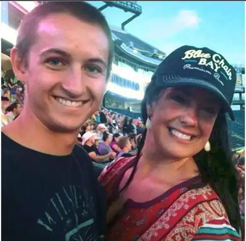 17岁女孩短信索命的真实故事拿18岁男友当生死棋子,父母被看哭
