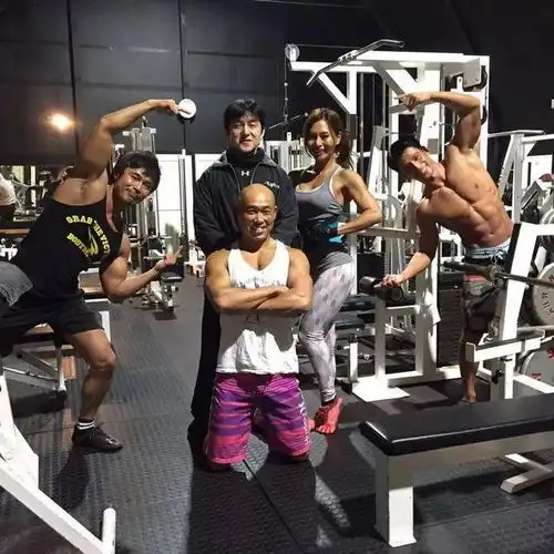 油腻大叔逆袭成杰森斯坦森,坚持健身是关键,网友真励志
