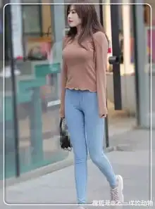 传统服饰早已经过时,现在流行纯色系穿搭,简约低调中不失魅力
