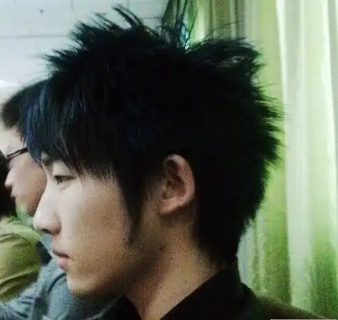 求ps高手帮p一张头像
