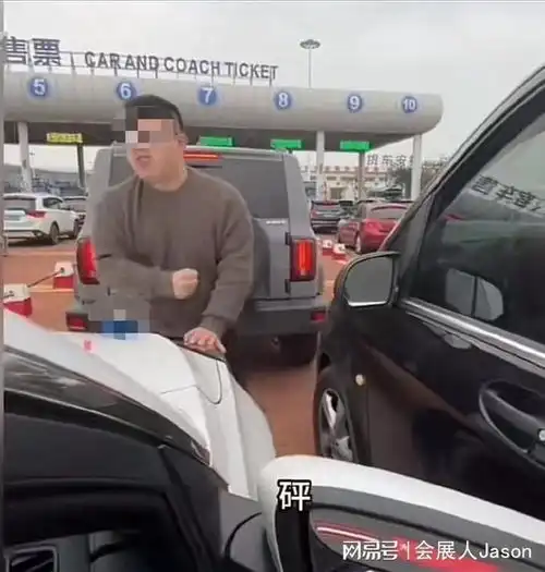 奔驰车主涉嫌加塞疑为大学教师
