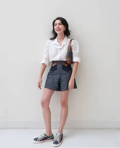 mai超接地气的曼谷街拍,针织背心白衬衫和短裤,不费力的美
