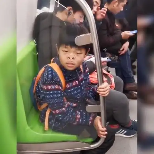 搞笑男孩坐地铁走红,逗得大家很开心,网友身价瞬间翻了好几倍

