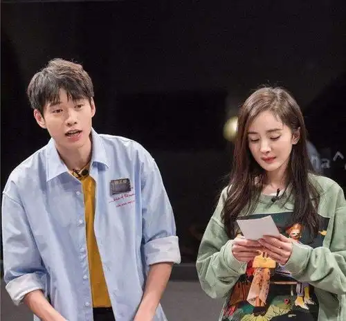 杨幂魏大勋疑同居,横店小区前后脚离开,多次同框绯闻未回应
