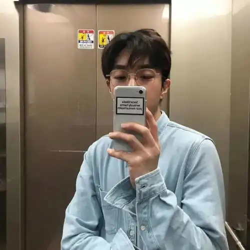 头像丨活得太清醒本身就不是一件浪漫事
