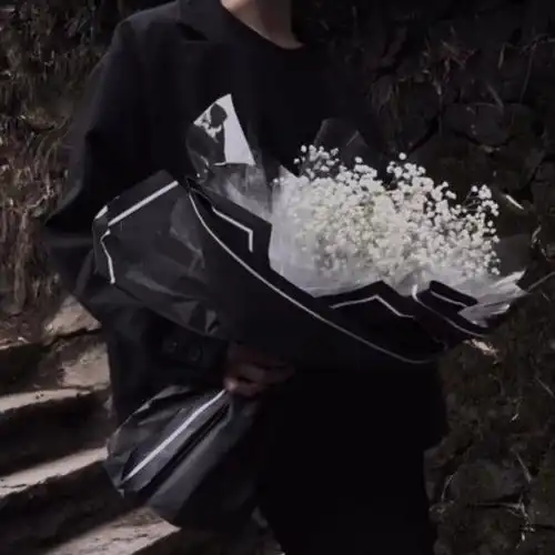 有一张图是一个男生拿着手捧花只有手臂和花在照片里有人知道吗
