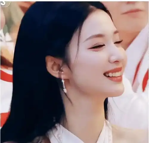 中秋晚会宋轶与王楚然展现温婉与大气之美
