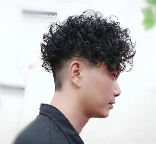 冬季男生烫发发型
