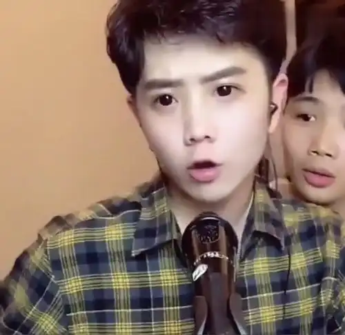 郭聪明用小奶音说网络语,这动作加表情,师徒俩太逗了
