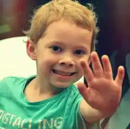 假笑男孩教科书般的假笑火遍全球,假笑男孩是谁最全表情包下载
