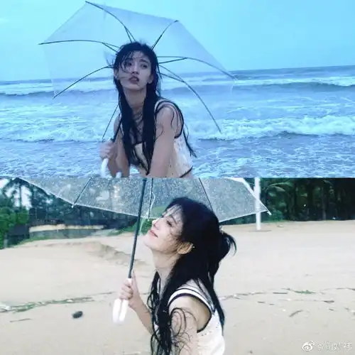 组图鞠婧祎晒海边氛围感写真湿发撑伞清纯动人皮肤白到发光
