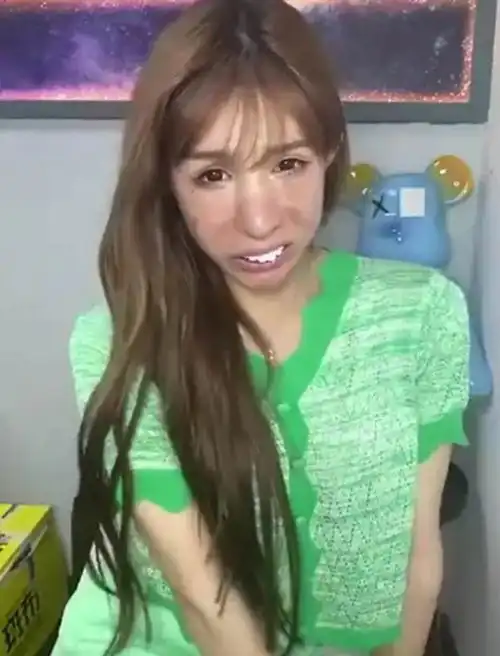 女子网恋奔现被嫌弃太丑,男子边脱裤子边叹气,硬着头皮发生关系
