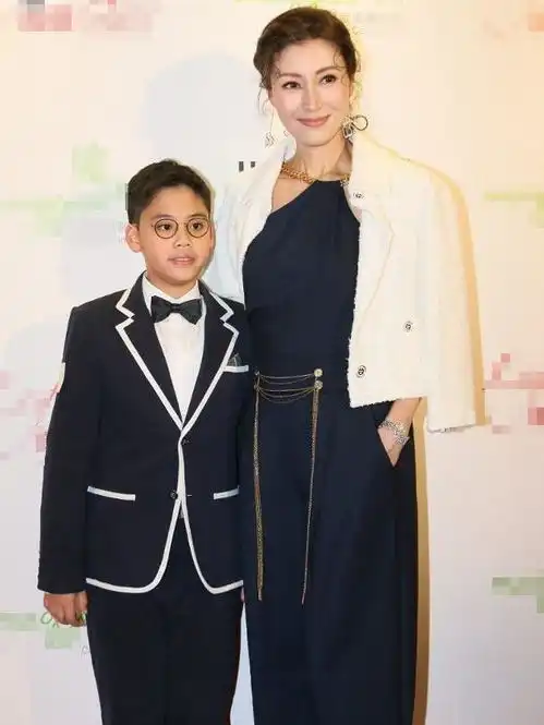 李嘉欣舍得发全家福了,可惜儿子没继承她美貌,男神身高却没得跑
