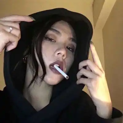 超丧女头抽烟喝酒御姐伤感qq头像
