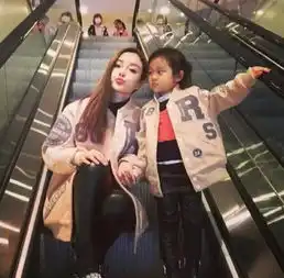 李小璐高调做公益是要复出了穿着低调还素颜,乍一看很清纯
