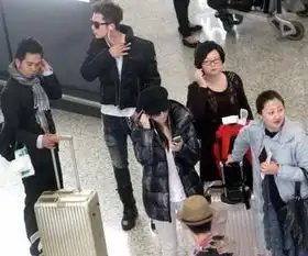 唐嫣现男友和前男友同样现身机场,网友混混和男神之间的差距
