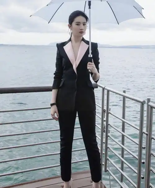 就是这件男女通吃的单品,让刘亦菲变身天仙攻,谁穿都潇洒
