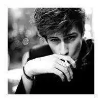 男人吸着烟在沉思头像微信头像图片大全
