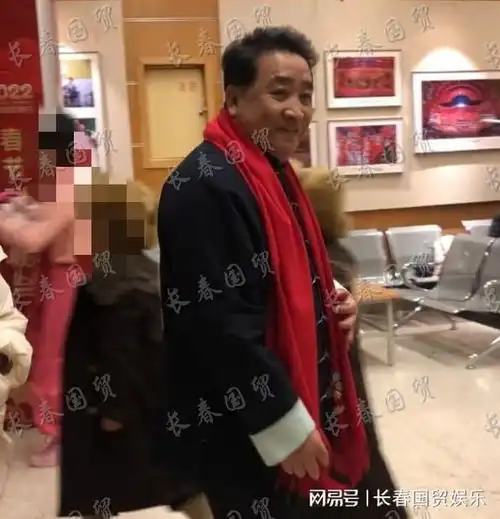 时隔五年,71岁姜昆现身央视春晚彩排,笑容满面状态好
