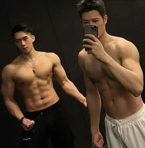 肌肉男之间的快乐原来如此简单
