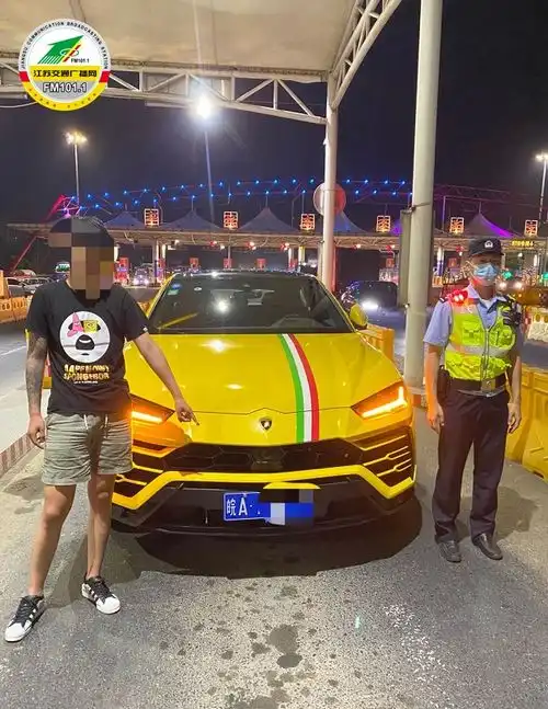 心真大没有驾照竟敢开着兰博基尼在高速上开车好在被交警查获了
