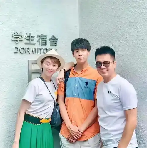 许亚军一家三口乐山打卡,16岁儿子身高近1米8,妻子张澍白得夺目
