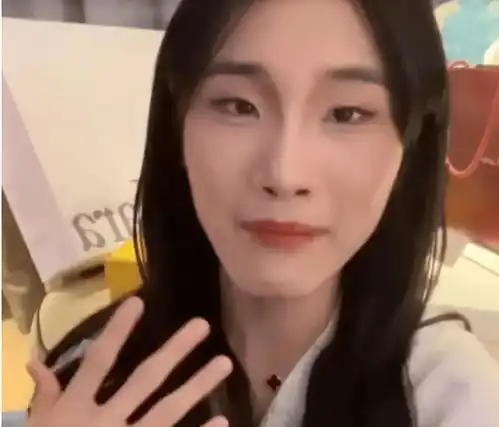 没底线网红乔姐男扮女装进北京最贵澡堂,拍女顾客私密照博流量

