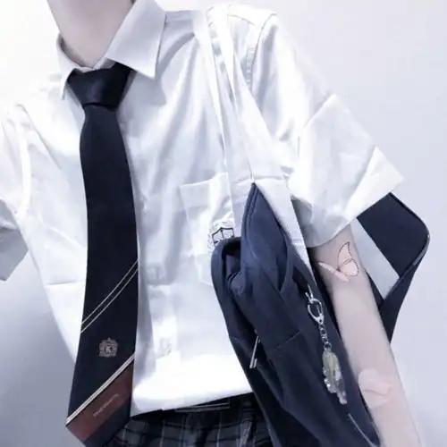 男部位头看久了总觉着这个头像是他本人
