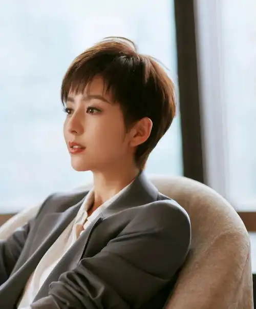 佟丽娅换新发型堪比换了张脸男人头配灰西装,帅到认不出
