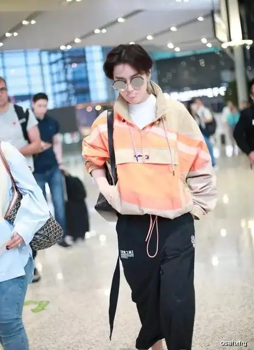 张馨予短发撞脸宋佳吕潇然,单手撩发太痞帅,被称最美军嫂
