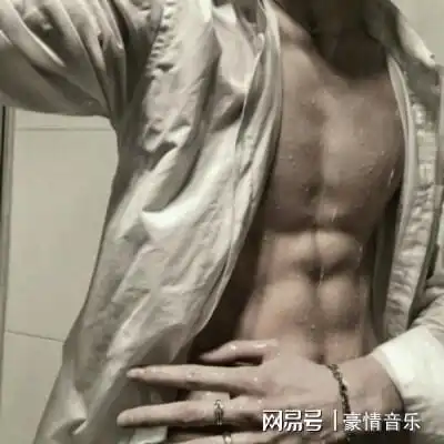 男生腹肌头像帅气撩人不像网图不露脸男生腹肌半身头像真人图片
