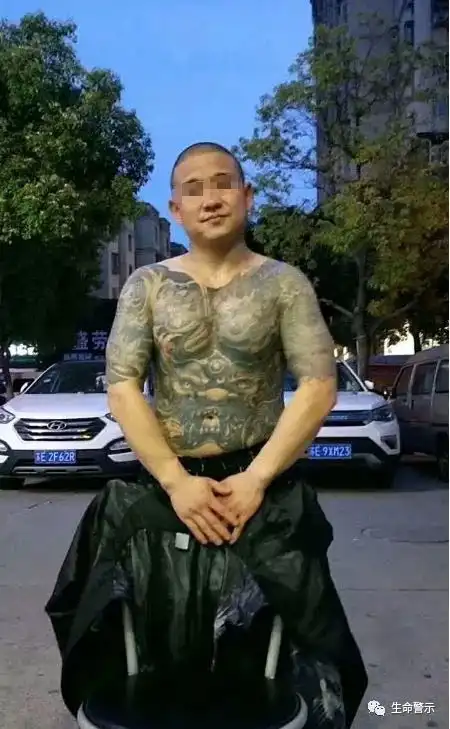 社会我龙哥,人狠刀不稳宝马纹身男持刀追砍电动车主,反被砍身亡
