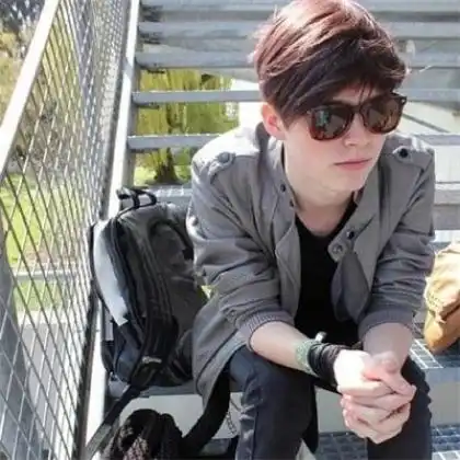 2020最新超拽头像男生戴墨镜帽子,反戴帽子的也有没有的
