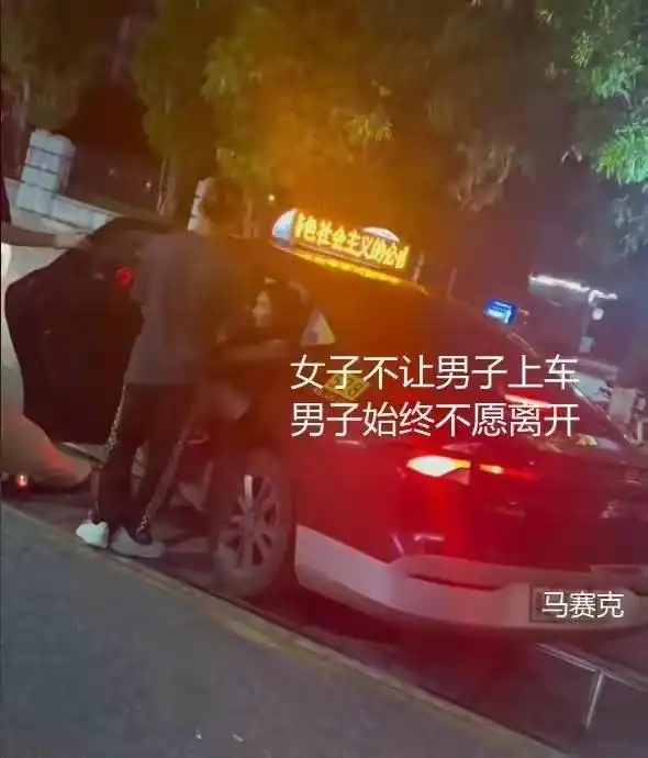 女子疑为情所困,深夜独自在酒吧买醉,结果被两名陌生男子带走
