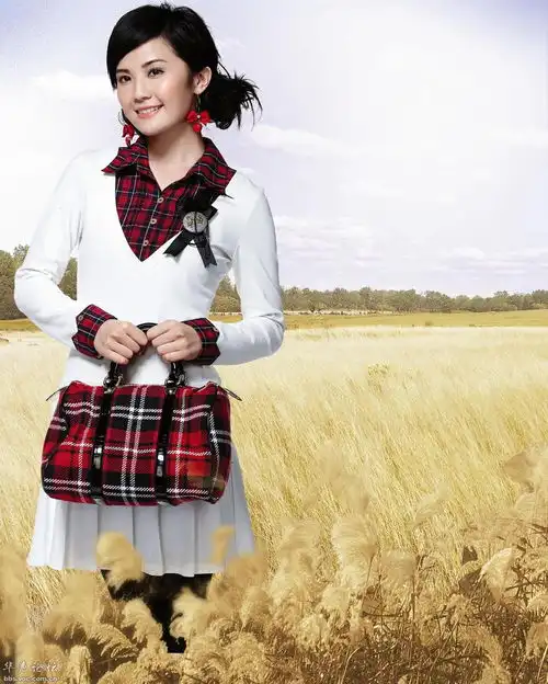 这位美女身上的衣服是什么品牌的
