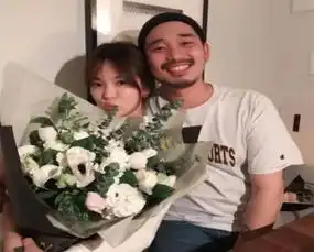 宋慧乔离婚后首个生日,手捧鲜花与男友人嘟嘴合照,可怜宋仲基
