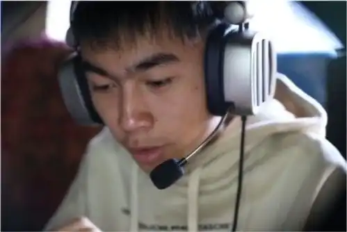 18岁男孩仅手指能动,却活成电竞主播吸粉38万完美逆袭人生
