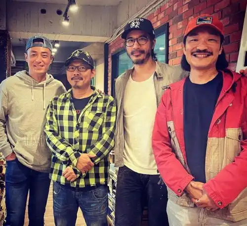 王力宏晒合照,为何满脸胡子,俨然山顶洞人再现
