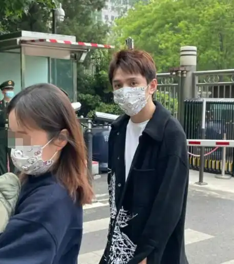 五四晚会路透生图薇娅穿男友西装好飒,李沁穿仙女裙还现场补妆

